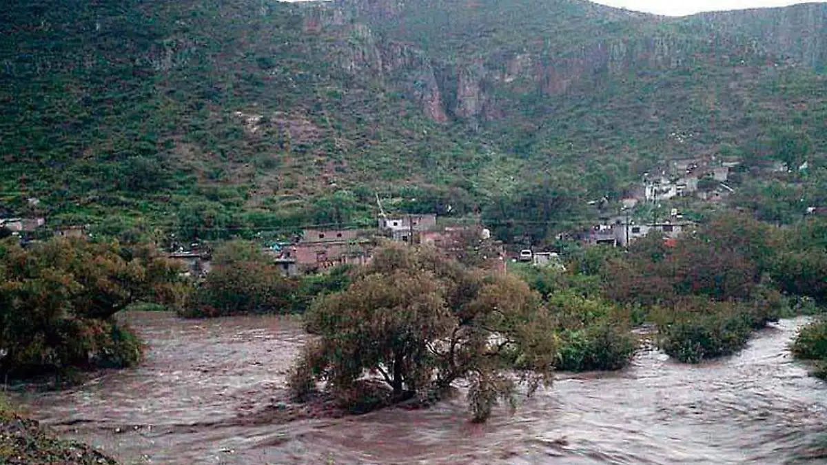 La fuerte lluvia registrada este jueves provocó el desbordamiento de bordos y río que cruza por Genaro Codina y Cuauhtémoc